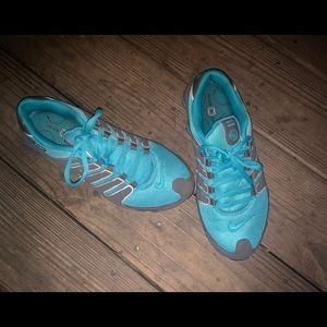 Womens size 8 Nike shox